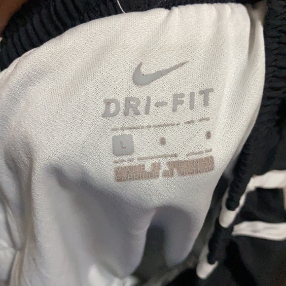 Black Nike shorts - Picture 3 of 3